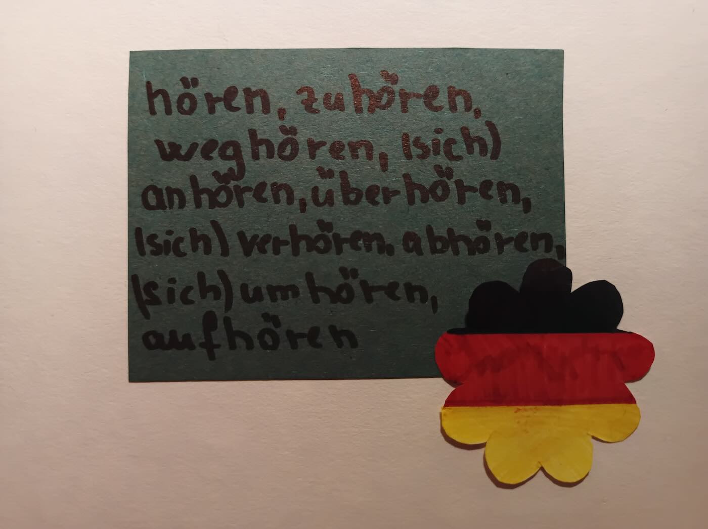 Německá slovesa HÖREN – ZUHÖREN – WEGHÖREN – (SICH) ANHÖREN – ÜBERHÖREN – (SICH) VERHÖREN – ABHÖREN – SICH UMHÖREN – AUFHÖREN