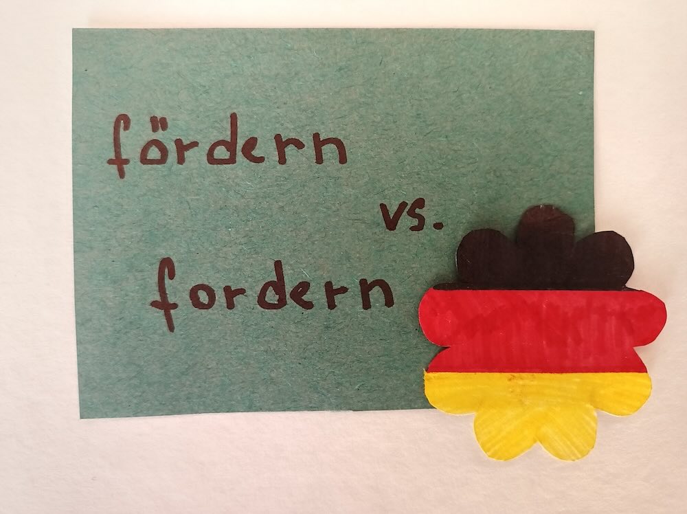 Mezi slovesy fördern a fordern je rozdíl