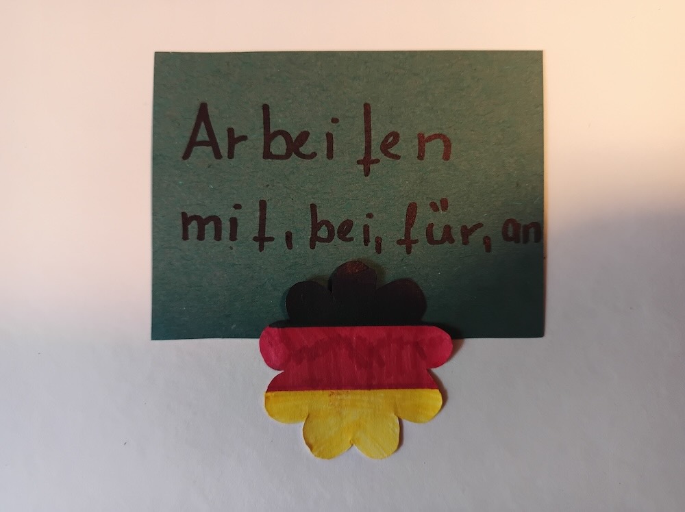 Arbeiten může mít různé předložky a sice mit, bei, für, an